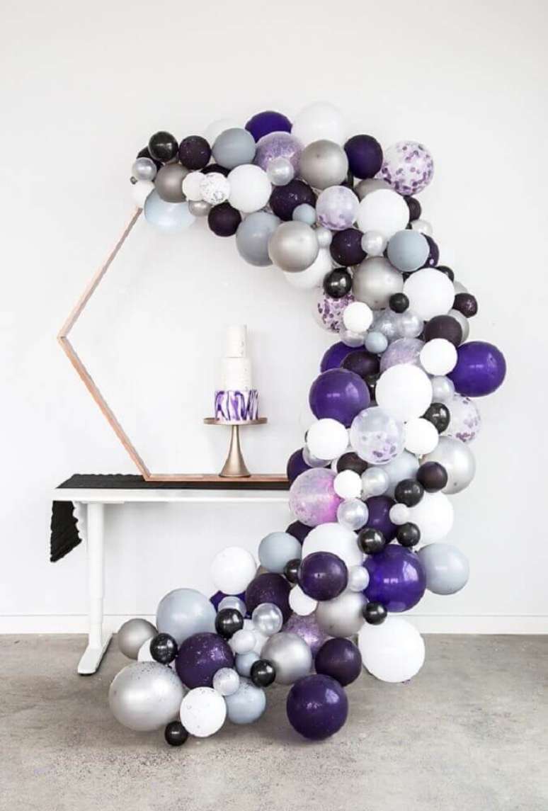 69. Decoração minimalista com balões em tons de roxo e prata – Foto: Aisle Society