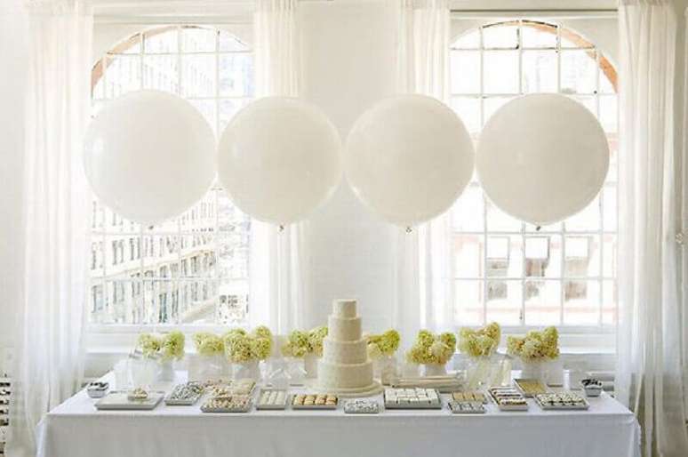 81. Festa toda decorada em tons de branco com grandes balões sob a mesa – Foto: Wedding Photography Design