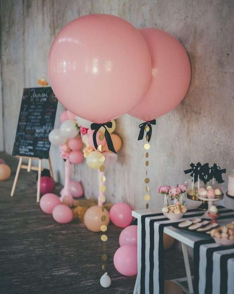 82. Delicada decora&ccedil;&atilde;o com bal&otilde;es rosa com la&ccedil;o de cetim preto na ponta &ndash; Foto: Pinterest