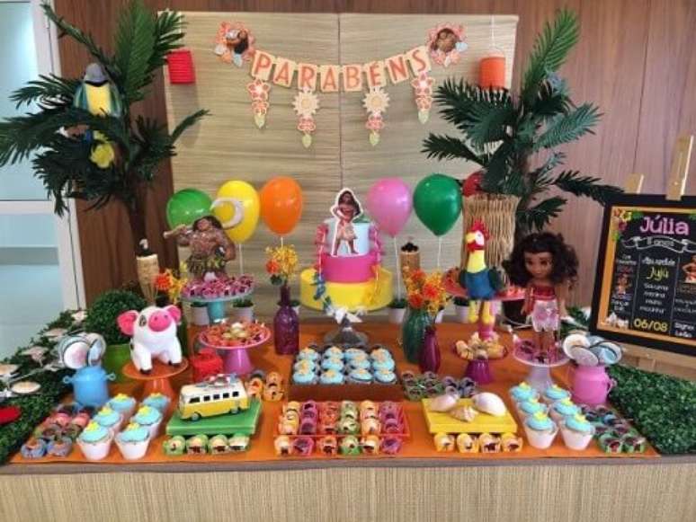34. Mesa com bonecos dos personagens na mesa do aniversário da Moana. Foto de Festa à Vista