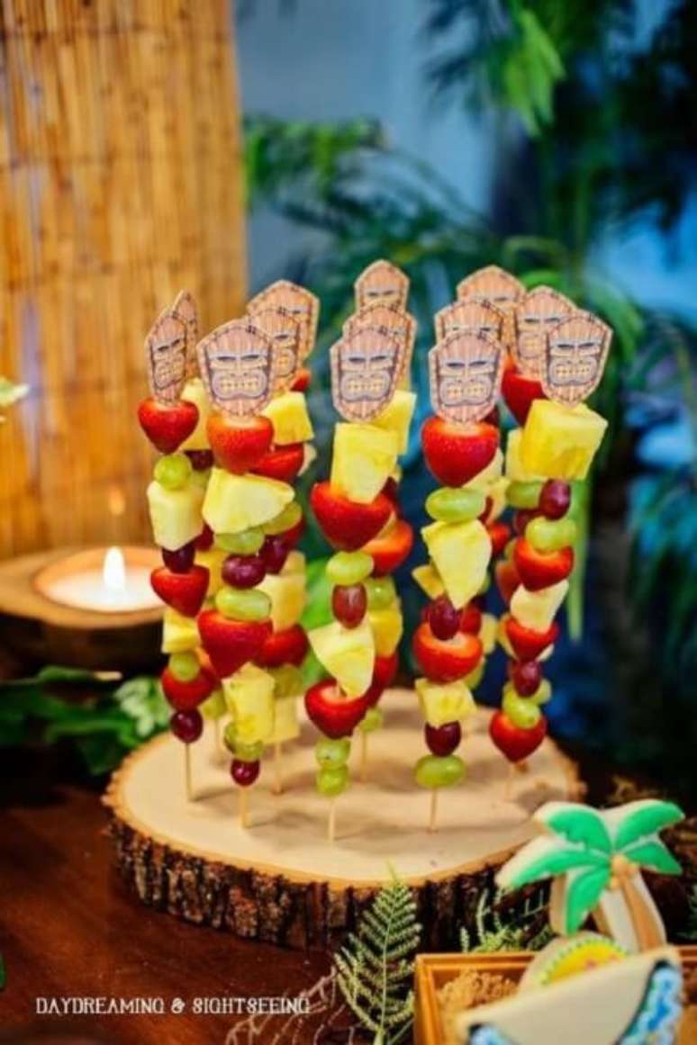 14. Espetinhos de frutas em aniversário da Moana. Foto de Architecture Dsgn