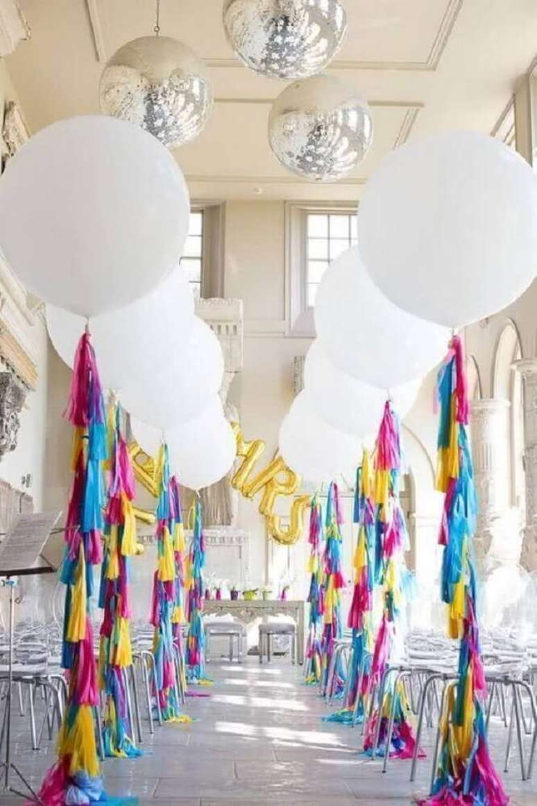 85. Festa com decoração com balões brancos e fitas coloridas – Foto: Brit + Co