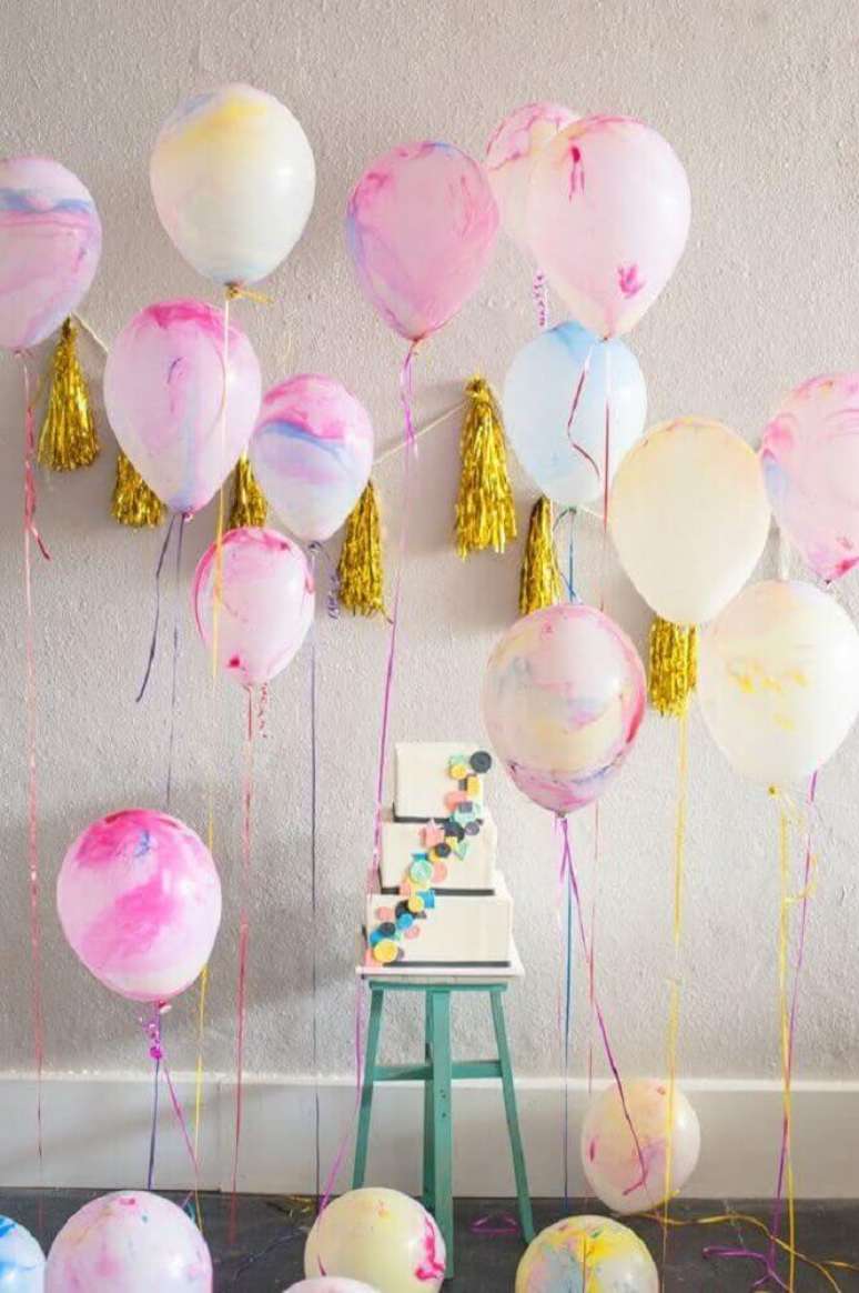 87. Lindos modelos de balões estampados para decoração de festa – Foto: Brides Magazine