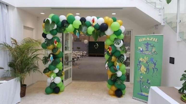 90. Festa tropical com decoração de balões na entrada – Foto: Miami Balloon Guy