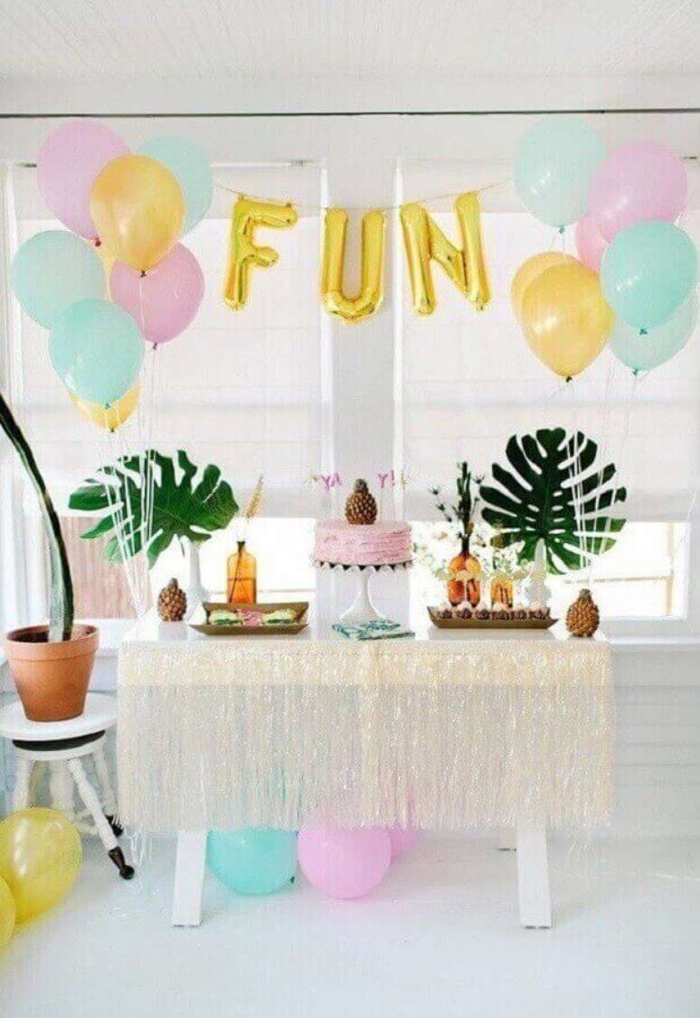 91. Festa tropical decorada com bexigas simples e balões em formato de letras – Foto: Pinterest
