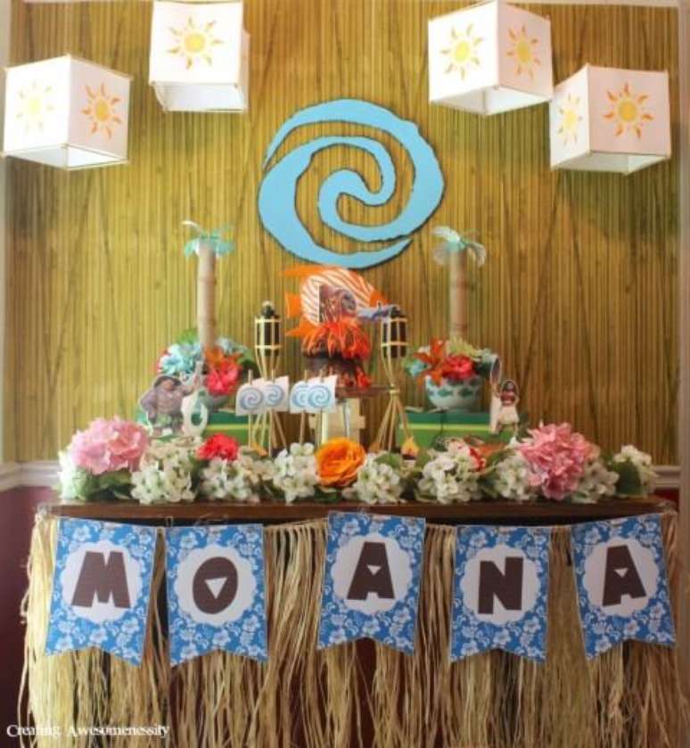 59. Mesa de festa Moana com decoração de palha. Foto de Pinterest