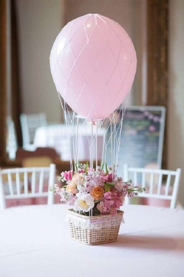 94. Mesa decorada com pequeno arranjo de flores e bexiga rosa – Foto: Pinterest