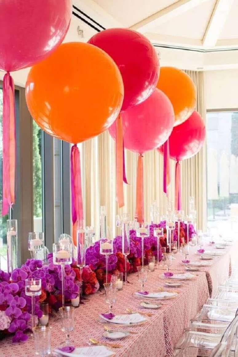 95. Mesa decorada com balões e arranjos de orquídeas – Foto: Etsy