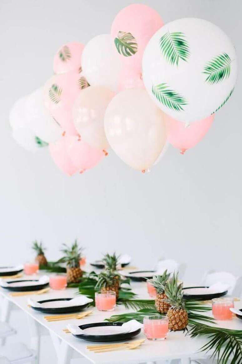 96. Decoração de mesa com balões e folhagens – Foto: Party Decoration