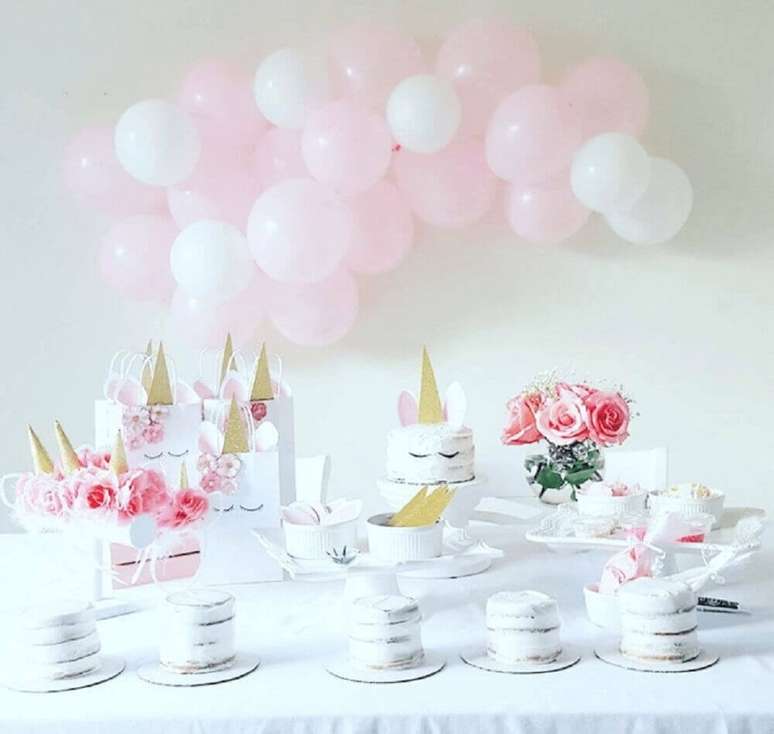 97. Modelo simples de painel de balões para festa com tema unicórnio – Foto: Kara’s Party Ideas