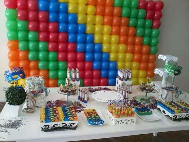 11. Decora&ccedil;&atilde;o simples com painel de bal&otilde;es coloridos para anivers&aacute;rio &ndash; Foto: Roofing Brooklyn