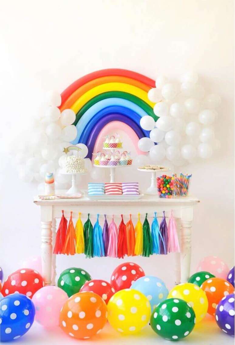 98. Painel de balões com formato de arco-íris – Foto: Party Decoration