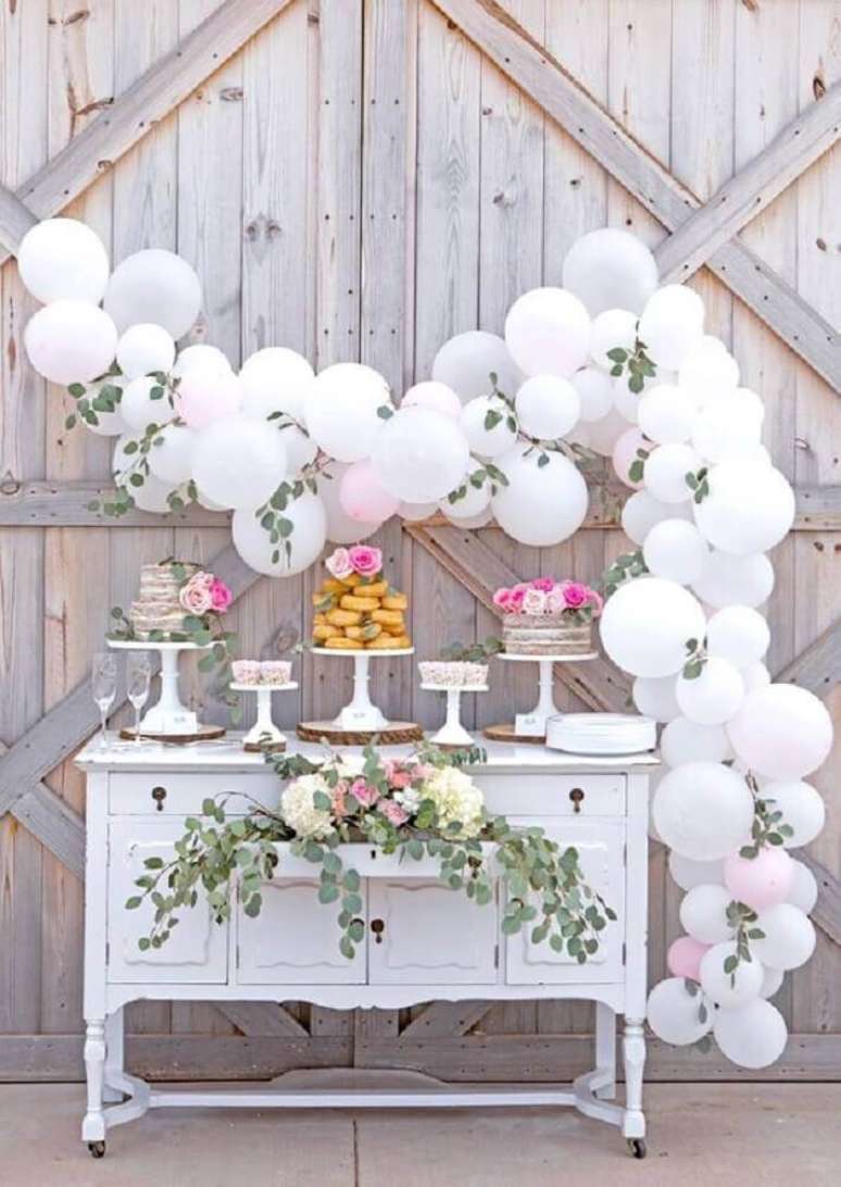 99. Painel de bal&otilde;es e folhagens para decora&ccedil;&atilde;o de casamento r&uacute;stico &ndash; Foto: Party Zealot