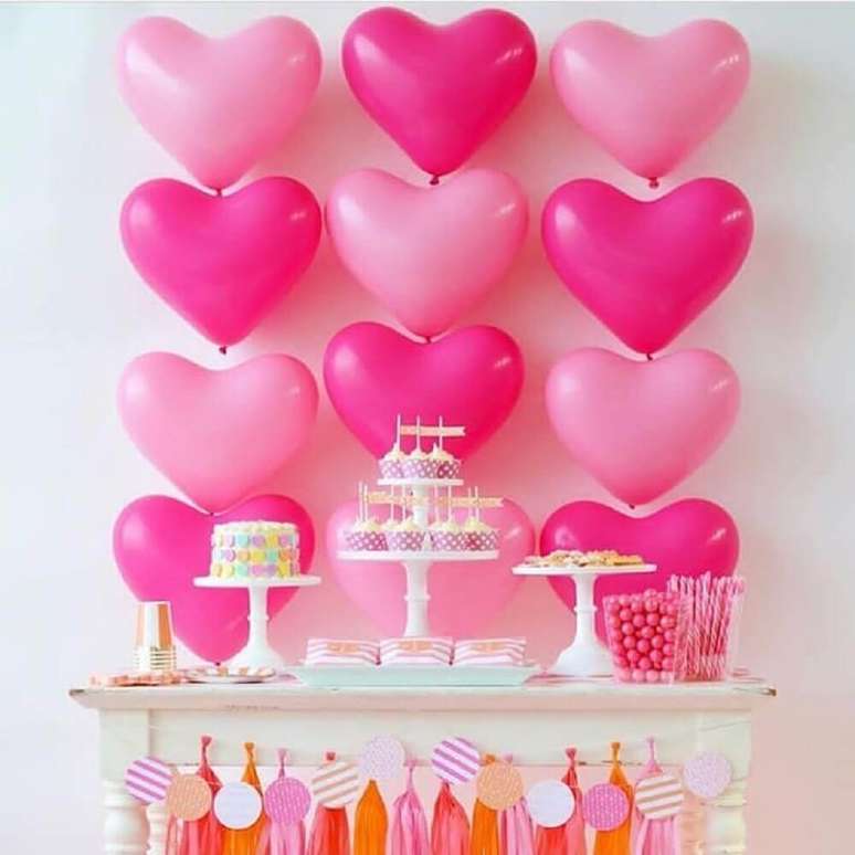 100. Painel de balões em formato de coração para decoração de festa romântica – Foto: Home Decor Ideas