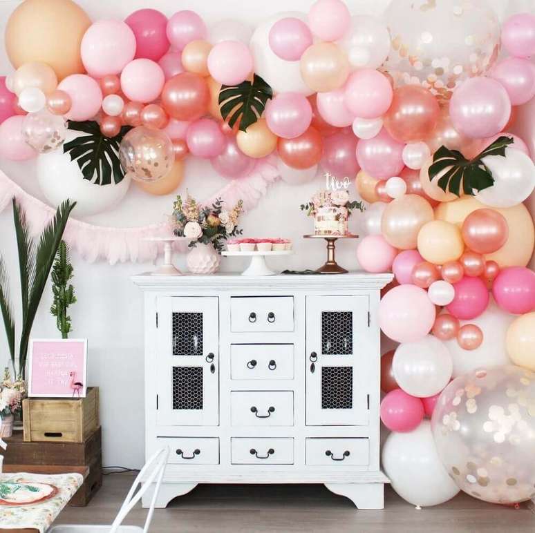 101. Painel de balões rosa e folhagens para decoração de festa com clima romântico – Foto: Parties Made Pretty