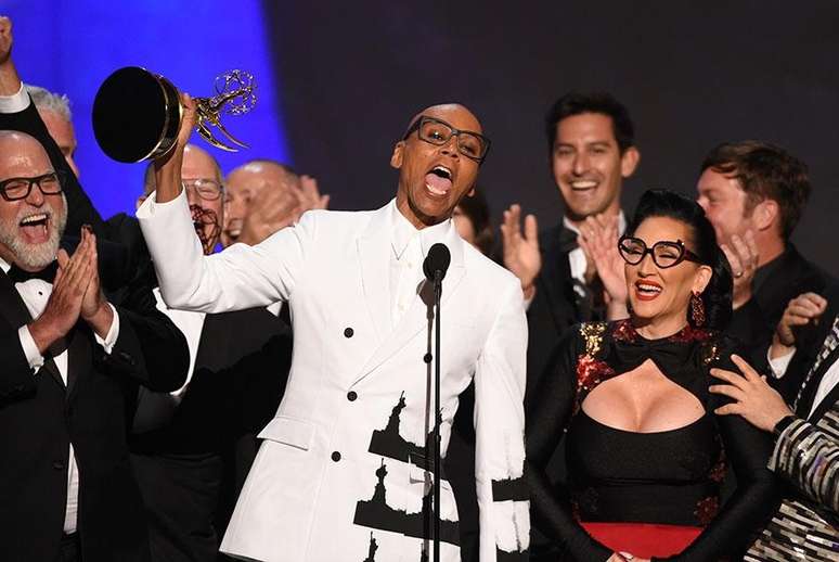 Descaracterizado, RuPaul subiu ao palco com sua equipe para receber o prêmio de Melhor Reality Show de Competição por ‘RuPaul’s Drag Race’