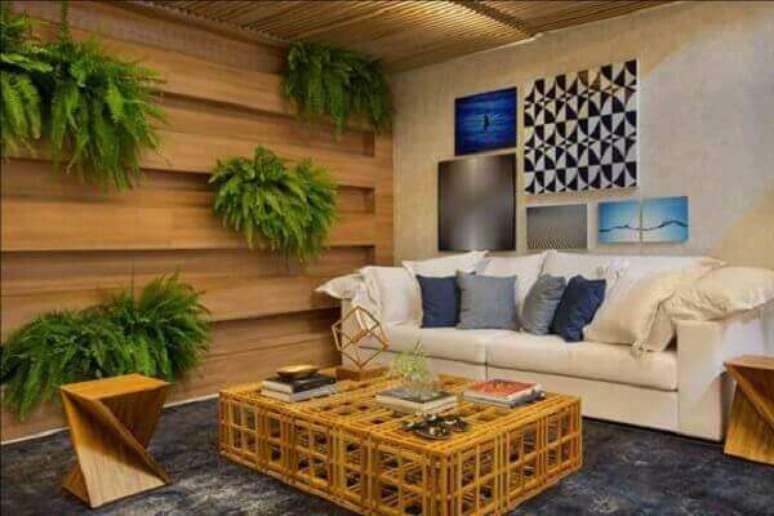 21- A sala foi decorada com v&aacute;rios vasos de samambaia pendurados na parede. Fonte: Um brinco