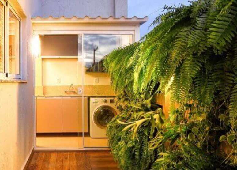 22- A samambaia em &aacute;rea externa sombreada decora quintal. Fonte: Revista Donna