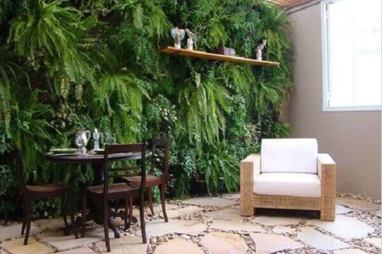 32- No jardim vertical da sala, a samambaia é a planta utilizada na sua composição. Fonte: Atelier clássico