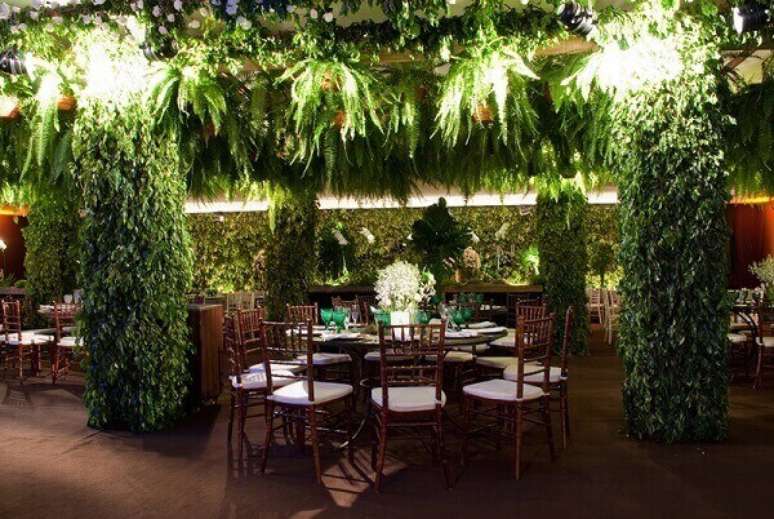 33- A samambaia &eacute; uma planta utilizada na decora&ccedil;&atilde;o de eventos e espa&ccedil;os comerciais. Fonte: buildyour
