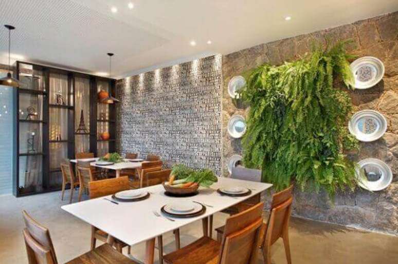 35- No centro da parede de pedra foi realizado um jardim vertical com samambaia. Fonte: Pinterest