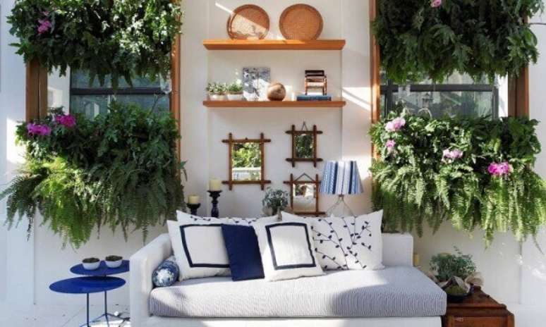 30- Os dois painéis de jardim vertical utilizam samambaia para decorar sala de estar. Fonte: Anna Luiza Rothier