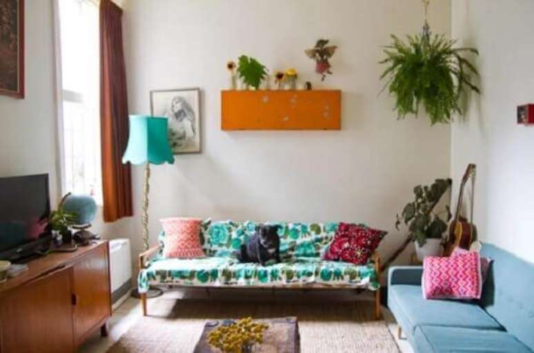 12- A samambaia pendente complementa a decora&ccedil;&atilde;o no canto da sala. Fonte: Habitissimo