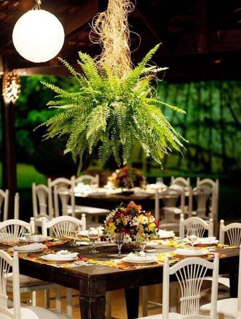 45- Na decora&ccedil;&atilde;o do evento, a samambaia pendurada enfeita o sal&atilde;o de festas. Fonte: Gazeta do Povo