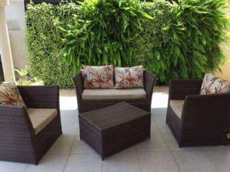 47- O jardim vertical da varanda &eacute; formado com v&aacute;rios tipos de samambaias. Fonte: Girodecor