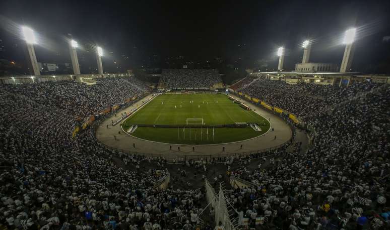 Torcida do Santos no Pacaembu