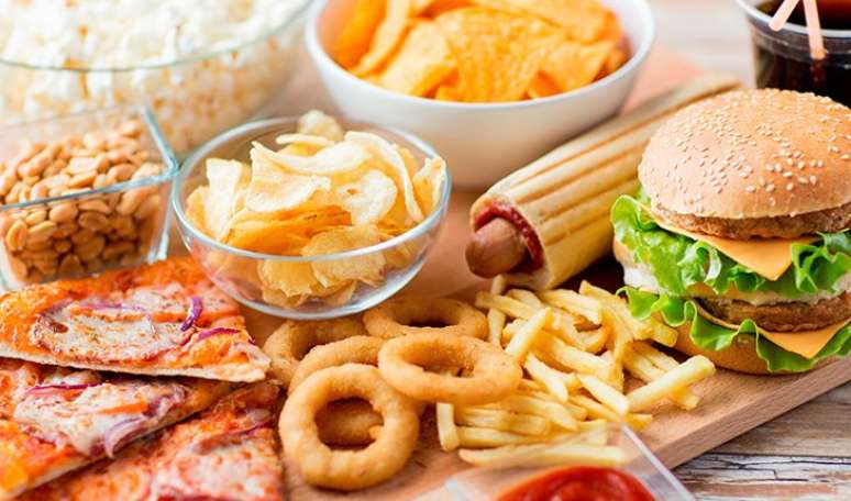 FASTFOODS: não é preciso muito bom senso para saber que os fastfoods costumam ser um combo que debilita diversos aspectos de sua saúde. Isso porque as indústrias deste tipo de alimento costumam utilizar métodos e produtos que diminuem os custos, prolongam a validade e potencializam o sabor de suas refeições. Entre eles estão: óleos vegetais, produtos transgênicos, pesticidas, conservantes e carnes de animais tratados com os piores tipos de hormônio - (