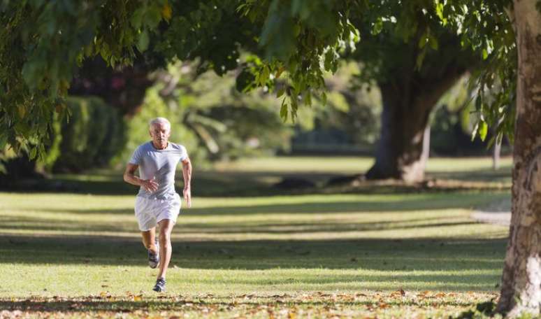 2. FALTA DE PLANEJAMENTO: O tempo corre diferente no trail run. Assim, é certo que você leve mais tempo para completar uma prova em trilha do que no asfalto. “Muitos iniciantes erram seu planejamento e logística por conta desse equívoco, principalmente alimentação e hidratação. Um corredor que conclui uma prova de 10 km no asfalto em 1 h não vê necessidade de transportar água ou algo para se hidratar, nem alimentos. O erro só é percebido quando o corredor atesta que levará o dobro de tempo ou mais para concluir a prova de trail”, completa. Por isso, não deixe de correr com uma mochila de hidratação nem de levar alimentos que não ocupam muito espaço, como sementes e frutas secas, que o deixarão abastecido se a prova for um pouco mais longa. (