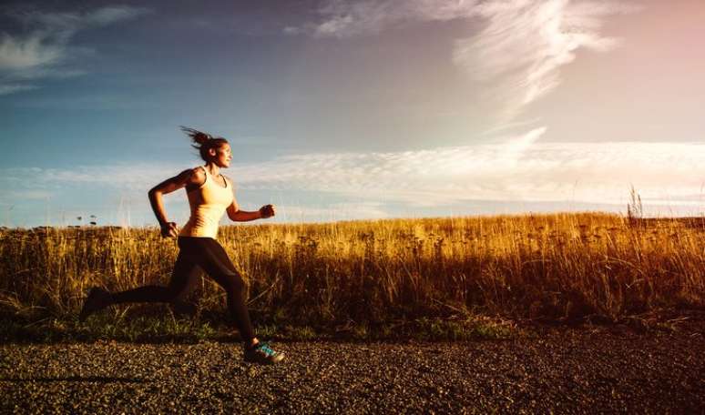 3. NÃO ANALISAR A ALTIMETRIA DA PROVA: A maioria das provas de trail run disponibiliza aos participantes mapa e altimetria positiva acumulada de todo o percurso. Geralmente também divulga-se um gráfico da altimetria para que o corredor possa analisar o desafio e até montar uma estratégia com seu técnico. “No entanto, muitos estreantes não conseguem entender as informações do gráfico, por exemplo, a inclinação da principal subida ou a extensão do desnível vertical.” Use os treinos para “sentir na pele” o que significam desníveis positivo e negativo. “Suponha que no treino do fim de semana você passou por uma subida de 1 km com 150 m de desnível. Na prova, se houver uma subida similar, mas com 300 m de desnível, você saberá que a inclinação do desafio é ainda mais acentuada.” A atenção a esses detalhes fará com que você possa se preparar com antecedência para não sofrer no dia da prova. (