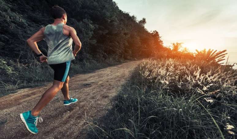 4. TREINAR SOMENTE NO ASFALTO/PLANO: “É essencial que nos fins de semana o treino seja outdoor, em algum local em que haja uma estrada de terra ou trilha, para que corpo e a cabeça se adaptem ao ambiente da prova. Se tem subida no percurso, será preciso treinar subidas, por exemplo. É preciso aprender a administrar o corpo para chegar à reta final com mais qualidade”, diz Togumi. (