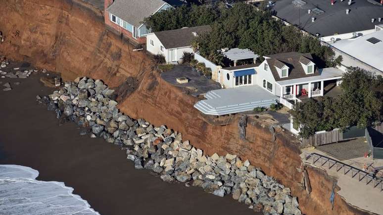 Cientistas especularam que a erosão e o aumento no nível do mar podem fazer sumir 70% das praias da Califórnia até 2100