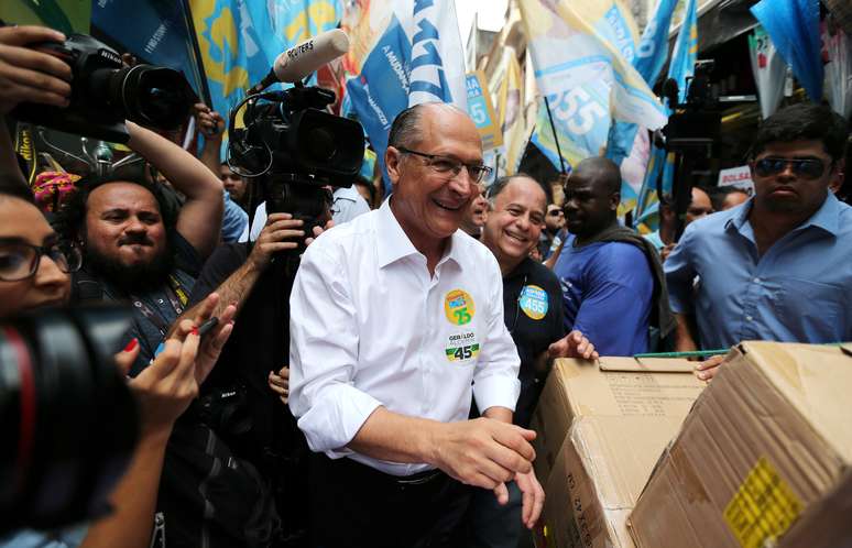 Candidato à Presidência pelo PSDB, Geraldo Alckmin, faz campanha em mercado popular no Rio de Janeiro
13/09/2018
REUTERS/Sergio Moraes