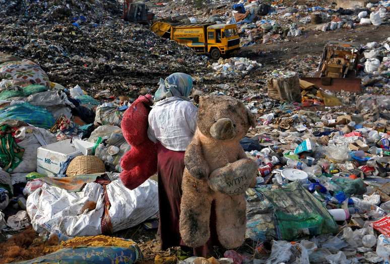 Mulher em lixão de Mumbai, na Índia 04/06/2018 REUTERS/Francis Mascarenhas