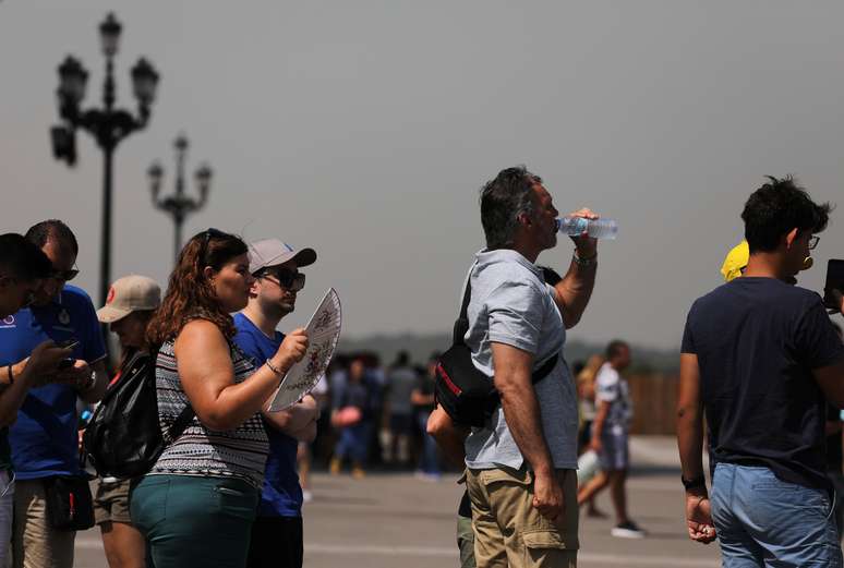 Turistas fazem fila em Madri sob calor forte 
 23/8/2018   REUTERS/Sergio Perez 