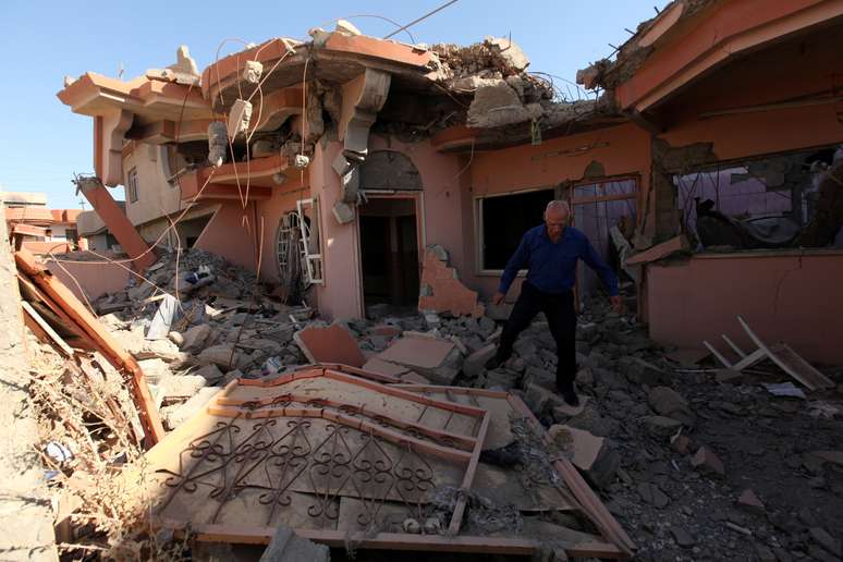 Cristão examina escombros de casa destruída por militantes do Estado Islâmico em Qaraqosh, no Iraque
12/09/2018
REUTERS/Azad Lashkari