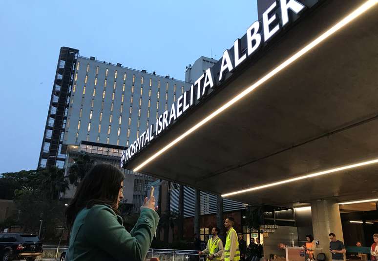 Fachada do hospital Albert Einstein, onde o presidenciável do PSL, Jair Bolsonaro, está internado
13/9/2018
REUTERS/Nacho Doce