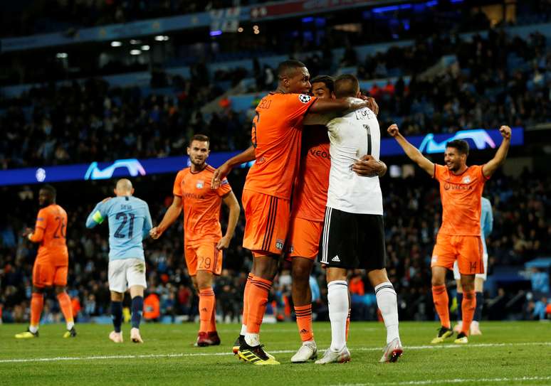 Jogadores do Lyon comemoram vitória sobre o Manchester City
 19/9/2018      Action Images via Reuters/Andrew Boyers