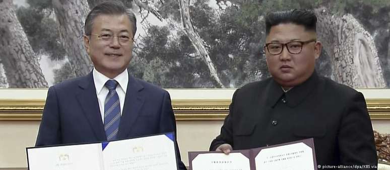 Moon e Kim exibem declaração conjunta assinada em Pyongyang