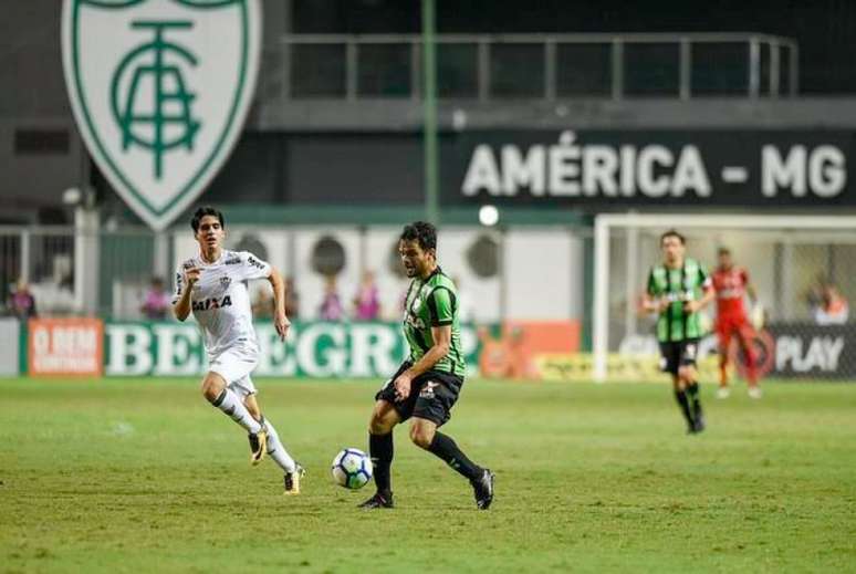 Norberto sofreu um edema no joelho direito e não tem previsão de volta aos campos- Foto: Mourão Panda / Divulgação / América-MG