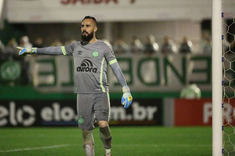 Jandrei pegou um pênalti nos acréscimos e fez mais duas grandes defesas contra o Internacional (Foto: Sirli Freitas)