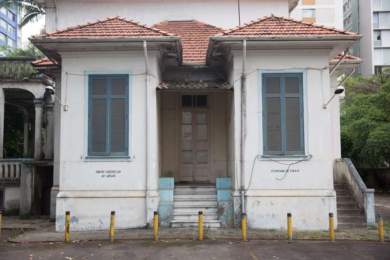 Imóvel no número 527 da Rua Piauí, em Higienópolis, na região central de São Paulo. O local foi a antiga residência do presidente Rodrigues Alves e também passou a maior parte do tempo ocupada pela Polícia Federal, entre 1965 e 2003, abrigando atividades da Divisão de Ordem Política e Social (Dops). Anos depois, foi a carceragem de um dos líderes da Camorra, Francesco Toscanino, e, também, do ex-juiz Nicolau dos Santos Neto.