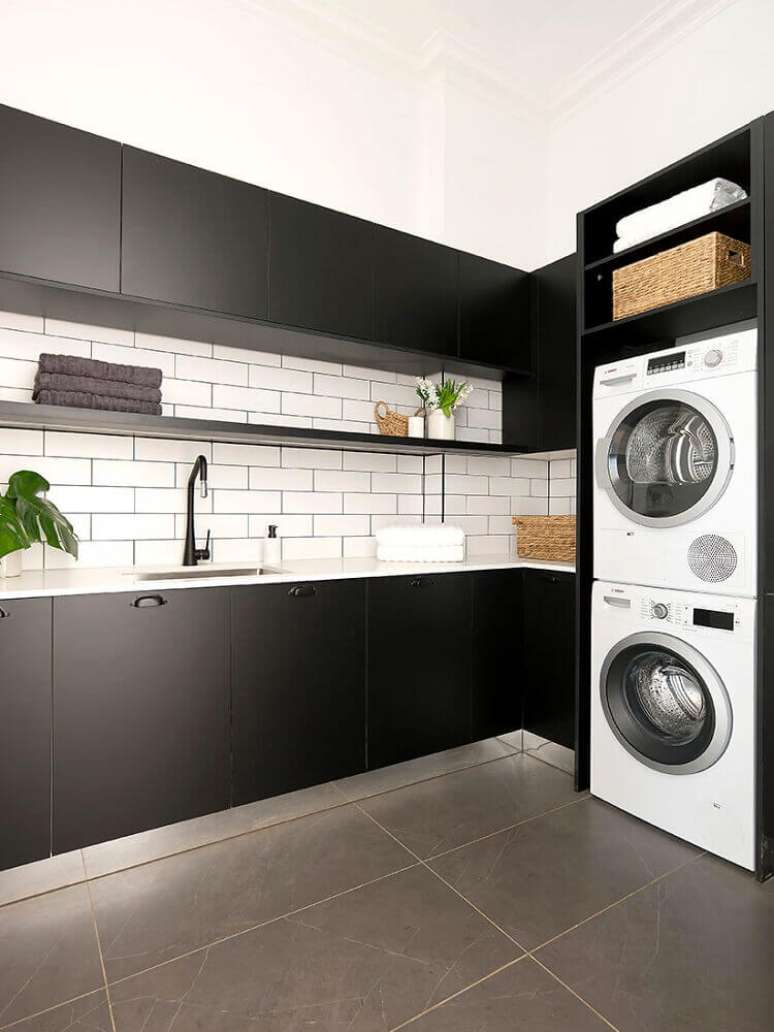 16. Decoração moderna em tons de preto e branco com armário para área de serviço planejada – Foto: Freedom Kitchens