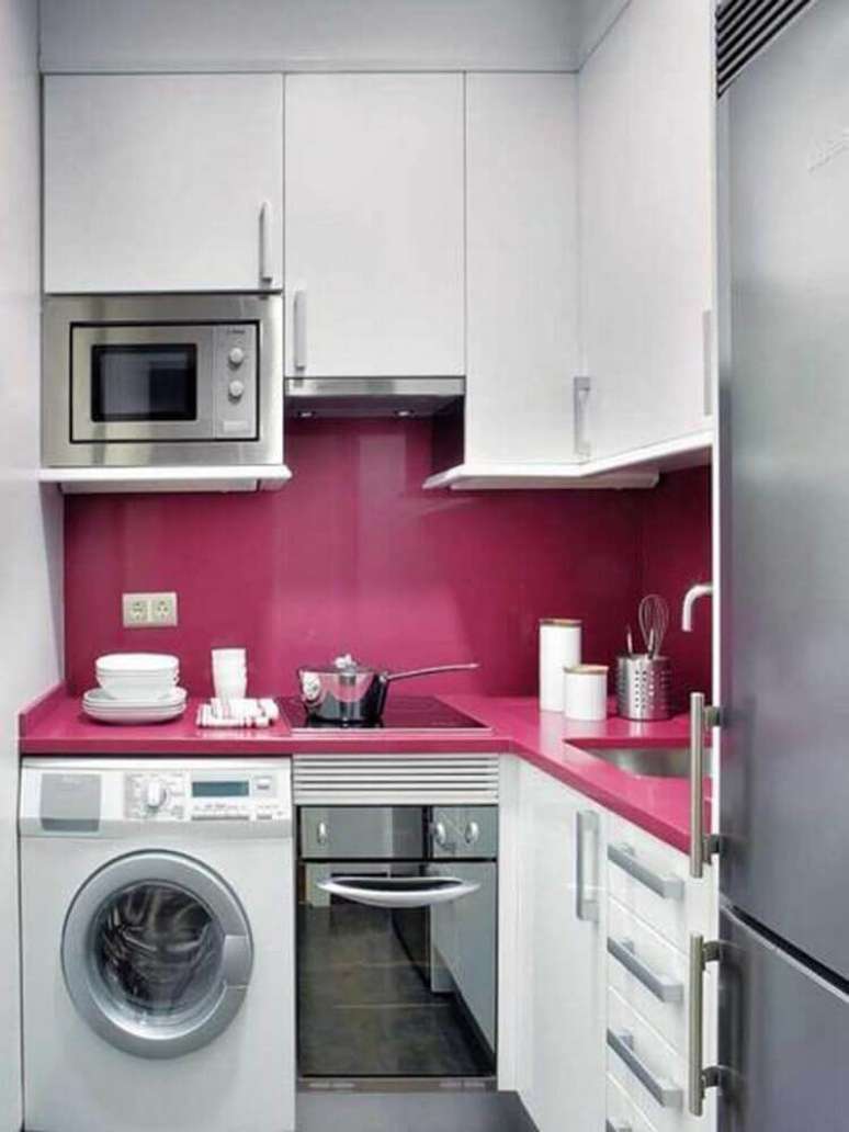 17. Decoração com armário para cozinha com lavanderia planejada com bancada rosa e armários brancos – Foto: Futurist Architecture