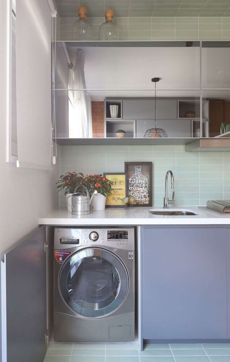 20. Modelo espelhado de armário para lavanderia pequena – Foto: Anna Maria Parisi