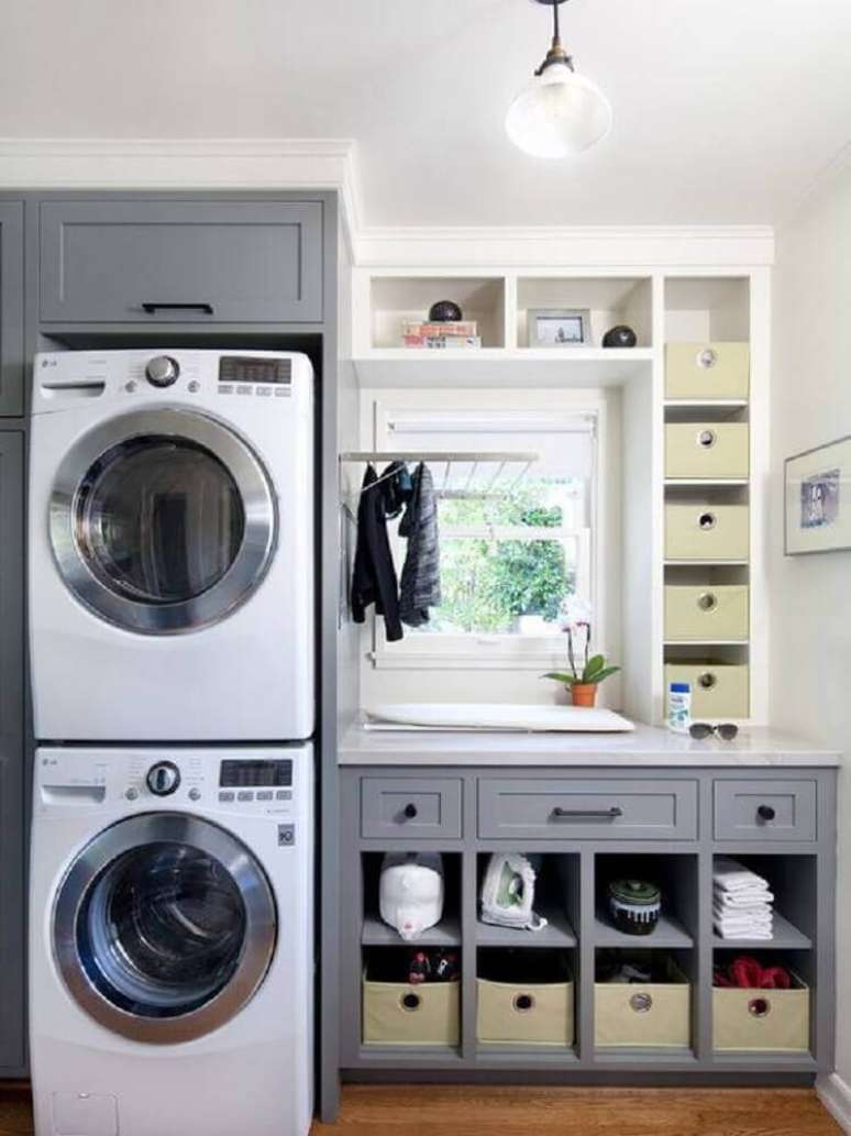 24. Área de serviço planejada com armários cinza com pequenos nichos – Foto: Pinterest