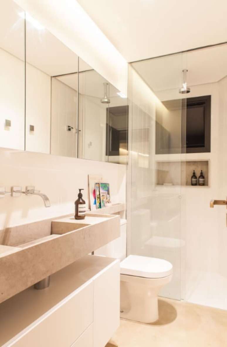 12. Banheiro claro com bacia com caixa acoplada branca. Foto de Studio Scatena